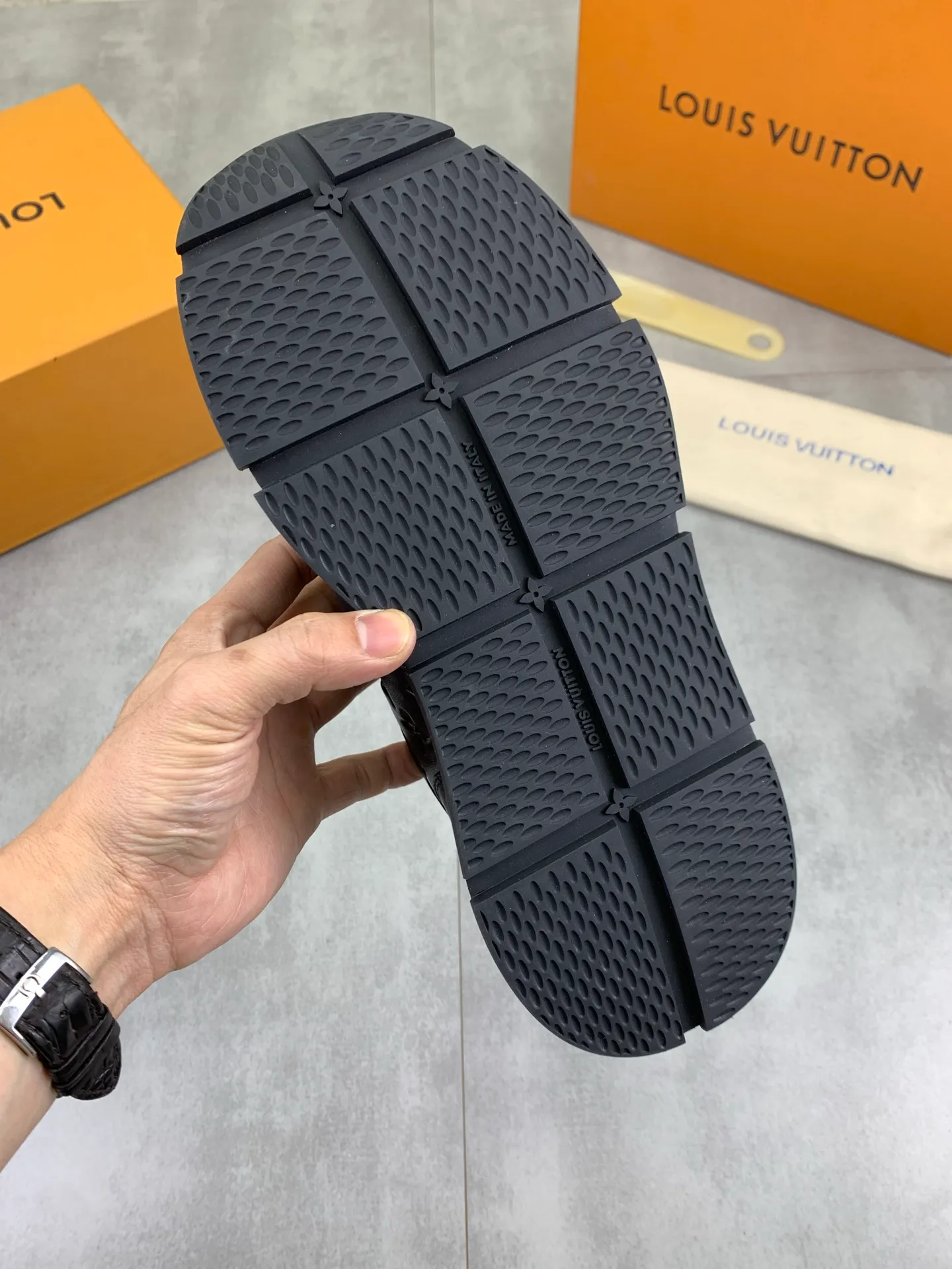 Factory price P820 💶 Top version [LOUIS VUITTON] counter series (original order) new style 🍀LV Louis Vuitton - top version LV classic high-top trendy shoes! Made of imported original craft calfskin, original breathable lining, and original wear-resistant, lightweight, high-end TPU outsole! High quality products! 3️⃣ colors available, size: men’s 39-44 (38 45 customized)